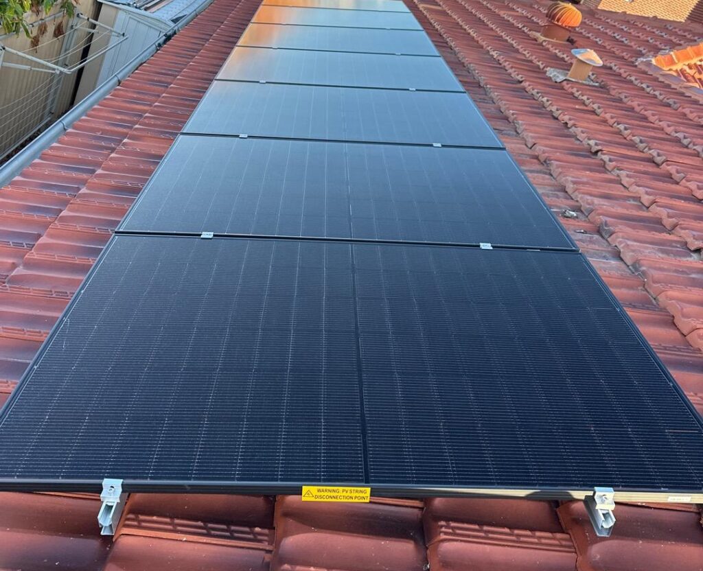 How Solar Batteries Reduce Energy Bills and Provide Backup Power